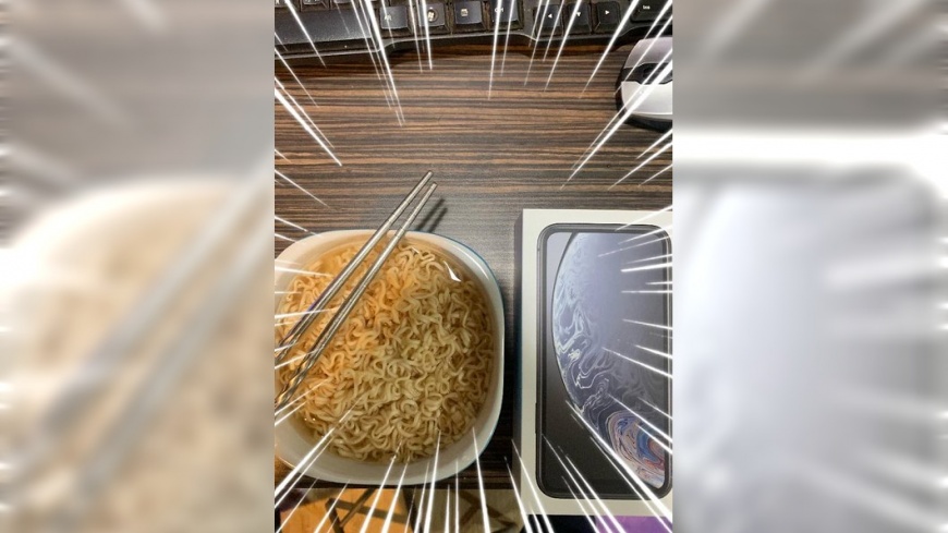 網友分享買完IPhone之後第一天所吃的食物。圖/翻攝自「爆廢公社」