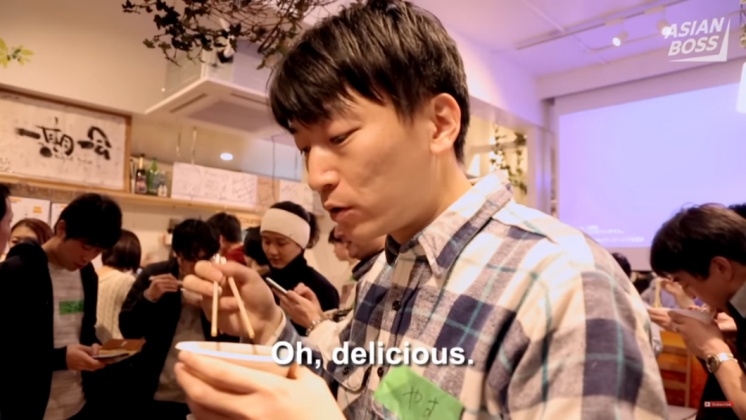 民眾試吃昆蟲拉麵,反應良好。圖/翻攝自Youtube