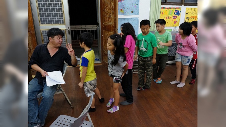 謝明賢致力偏鄉教育,他常常晚上留校幫孩子課輔。/劉佑祖提供