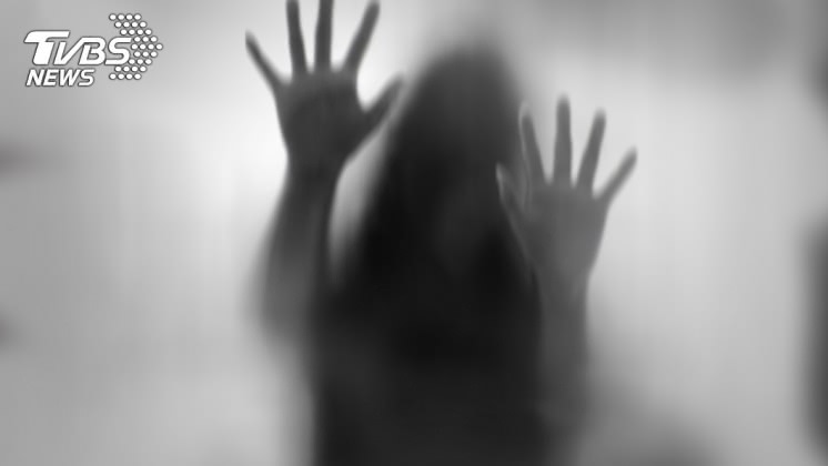 收驚師父說網友是被1個女生抓交替。示意圖/TVBS