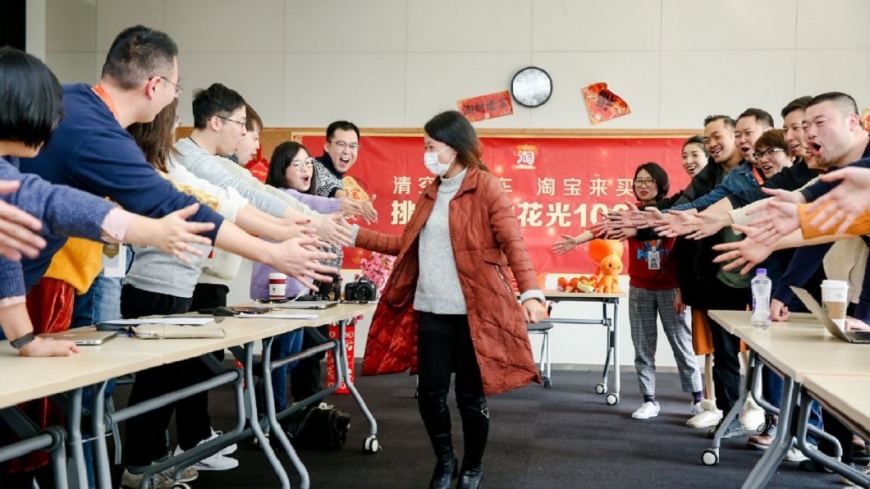 劉女和活動現場的工作人員擊掌。圖/翻攝自淘寶官方微博