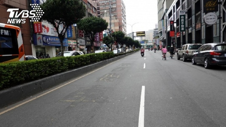 其中「兩線車道取消內側車道禁行機車」的做法,不少民眾認為相當務實。圖/中央社