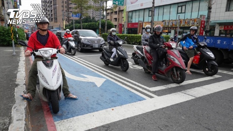 「機車好行」計畫,包含「好左轉」、「高抗滑」、「易辨識」、「增空間」及「少停等」等多項改善措施。圖/中央社