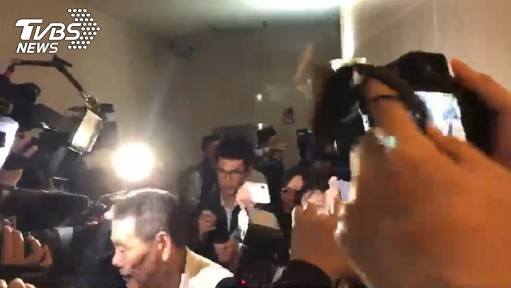 謝世謙突然走出場外,引發大批媒體關注。/TVBS
