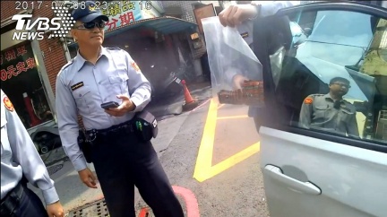 警方在車內搜出12包有毒咖啡包。圖/TVBS