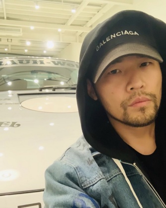 日前周杰倫留著鬍子,看起來頗有男人味。圖/截取自周杰倫IG