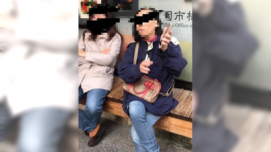賞巴掌阿嬤(右)、孩子母親(左)。圖/翻攝自「爆廢公社二館」