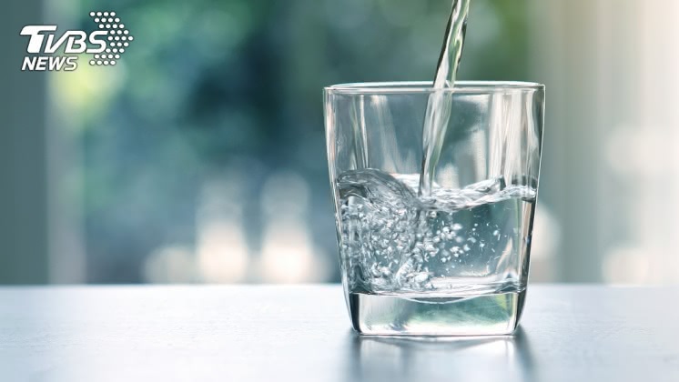 郭醫師指出,早上起床1杯溫開水,30分鐘內應該可以感受到便意。示意圖/TVBS
