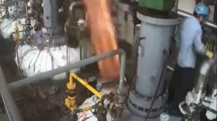 王男慘爆火柱噴射上半空。圖/翻攝自《liveleak》