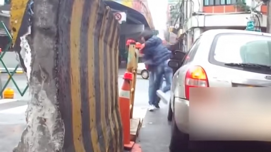 2名男子下車調解後,疑似因溝通不良,竟大打出手。圖/翻攝自「聯結車 大貨車 大客車 拉拉隊 運輸業 照片影片資訊分享團」