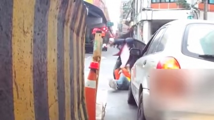 最後橘衣男不堪對方猛烈攻勢,慘被打趴在地。圖/翻攝自「聯結車 大貨車 大客車 拉拉隊 運輸業 照片影片資訊分享團」