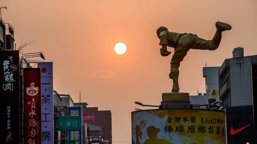 攝影師巧妙融合雕像,形成1幅「嘉農投好球」的美照。圖/攝影師洪年宏授權提供