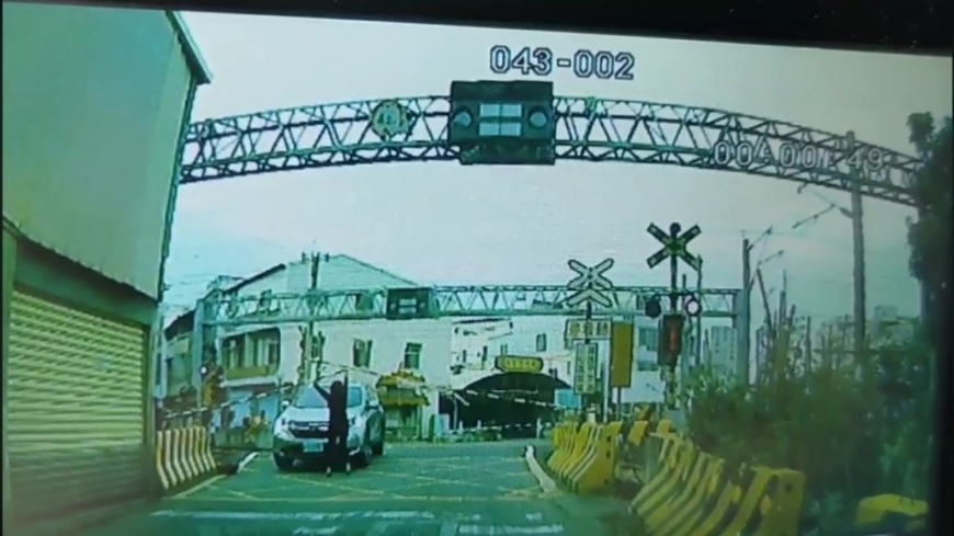 三寶遭擋車卡平交道1 - 三寶遭擋車卡平交道1.jpg 圖/翻攝自臉書