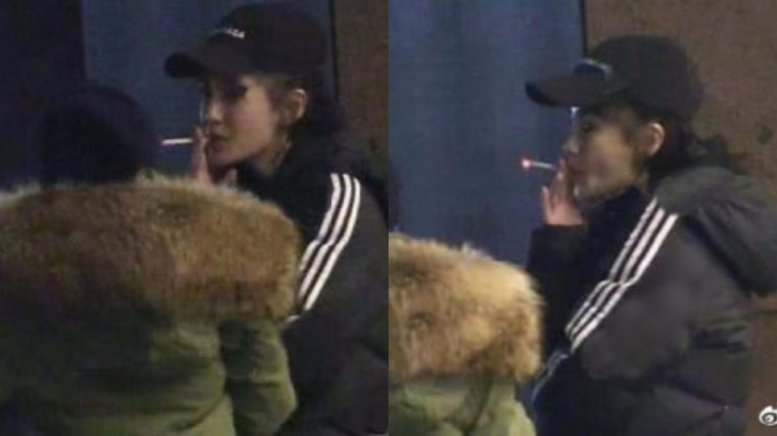 Angelababy被拍到在醫院外抽菸。圖/翻攝自微博
