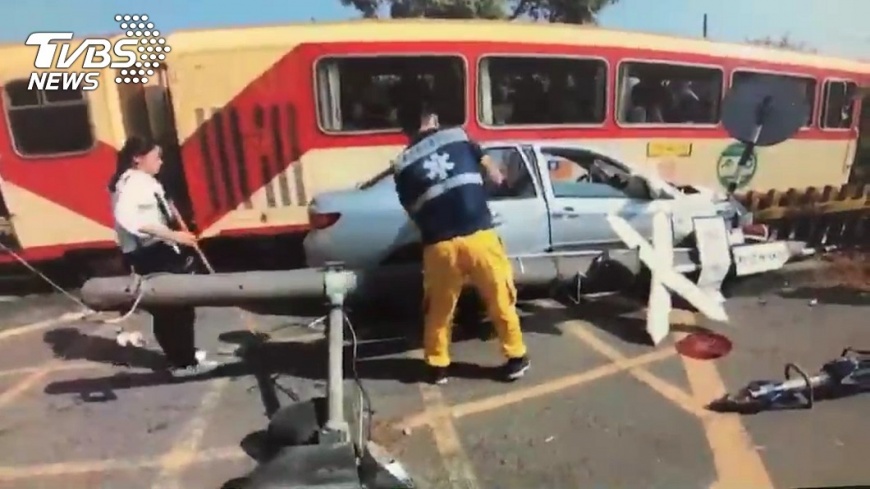 車禍現場狼藉一片。圖/嘉義市警消提供