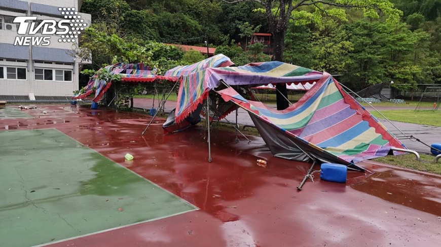 圖／TVBS 校慶活動突來狂風大雨　吹垮帳篷壓傷10學生