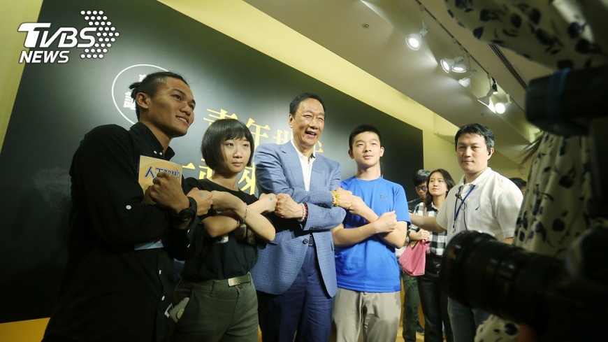 郭台銘宣布參選後，積極與青年族群互動。圖／中央社