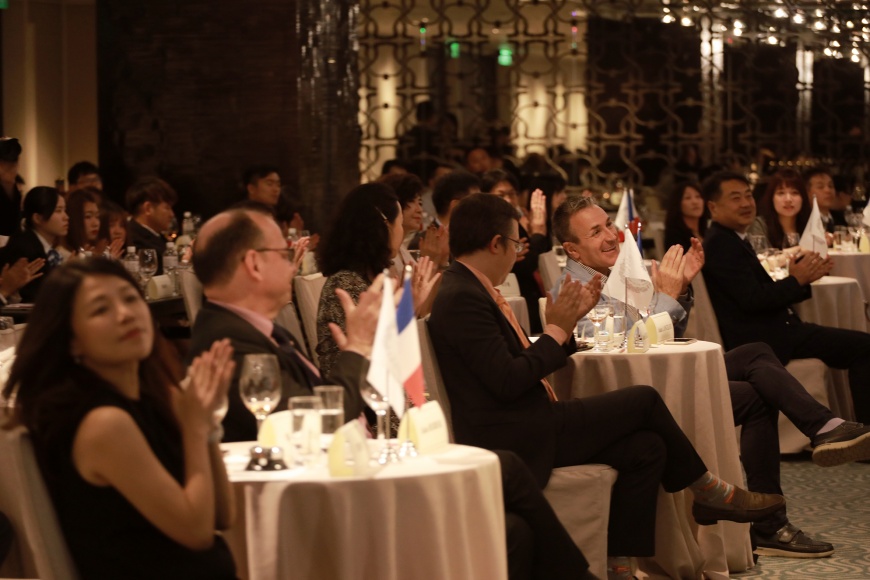 02 - 02.JPG 圖/除了法國駐台外交官員及文化首長親臨祝賀,現場也擠滿近兩百多位來自歐洲和亞洲的餐酒專業人士參加這場難得的文化盛宴。
