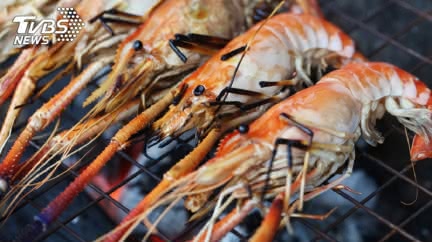 老公貼心剝蝦12年…竟暗藏驚人秘密!妻笑哭:自己選的