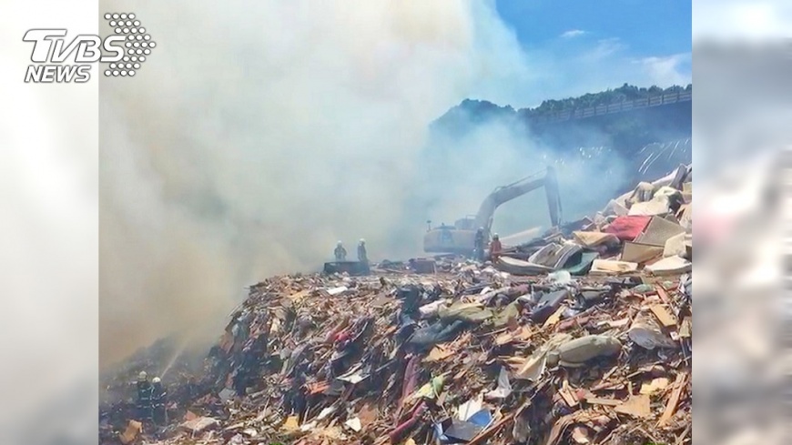 虎頭山垃圾場大火。圖/中央社 桃園垃圾掩埋場大火 濃煙數公里外可見