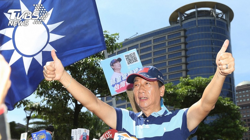 國民黨電話民調最後衝刺，郭台銘13號在台北掃街拜票尋求支持。圖／中央社