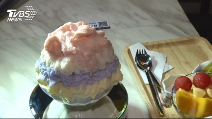七彩冰掀風潮! 摩艾像刨冰PK極光雪花 - 彩虹粉冰1700 (1).jpg 圖/TVBS