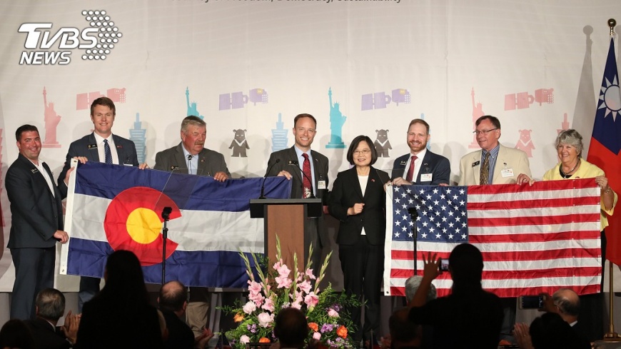 科羅拉多州議員致贈州旗與美國國旗給蔡英文總統。圖／中央社