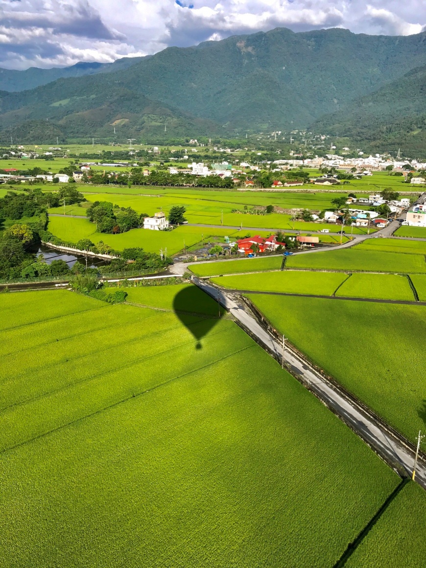 06 - 06.jpg 難得美景!熱氣球倒影在綠色大地