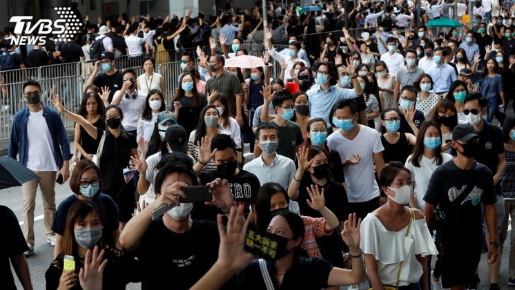 台灣民團號召台灣人明天上班時戴口罩為香港挺一波。圖／TVBS，來源RT