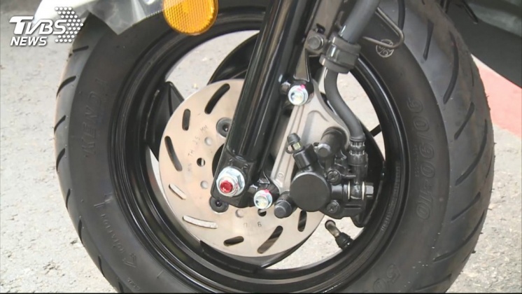 圖／TVBS 重機過彎失控自撞　女騎士摔飛險遭車撞