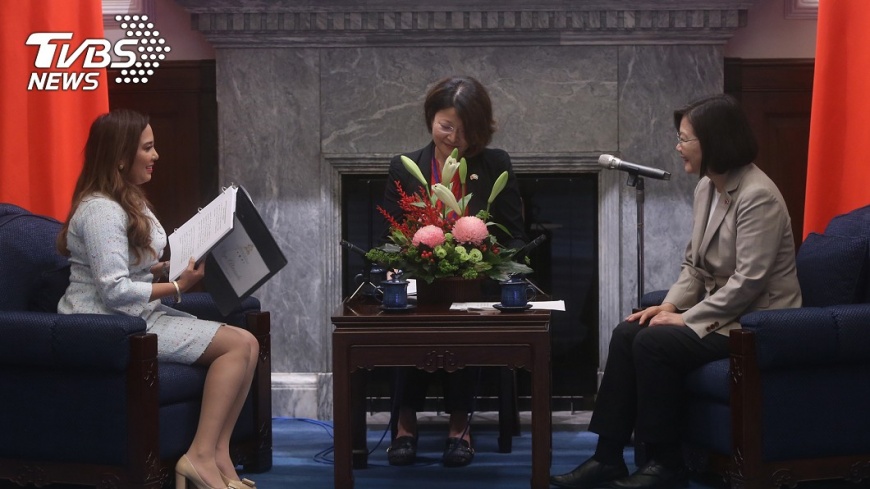  總統蔡英文（右）今年五月接見宏都拉斯副總統阿瓦拉朵（Olga Alvarado）（左），這是阿瓦拉朵第一次來訪問台灣，蔡總統致詞感謝宏都拉斯為台灣在世界衛生大會上仗義執言。圖／中央社