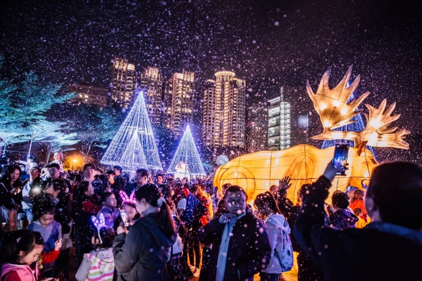 台灣燈會副展區文心森林公園打造「飄雪香氛秀」，浪漫美景讓民眾流連忘返