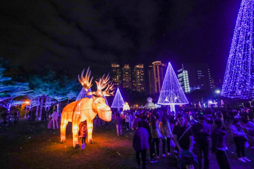 台灣燈會副展區引進扭蛋界明星「戽斗星球」國際IP的花燈陳設，吸引不少遊客前往遊賞。