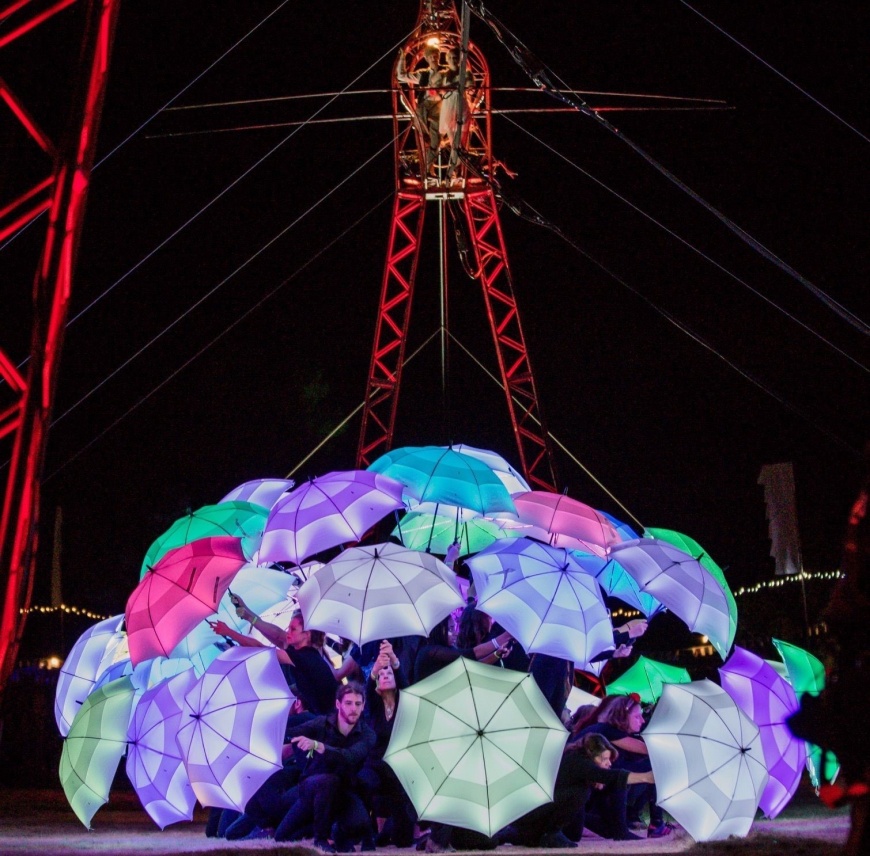 2020台灣燈會在台中，台中市政府邀請「英國珍寶馬戲團」在后里馬場藝想世界展區帶來戶外大型高空特技《璀璨盛夜》。