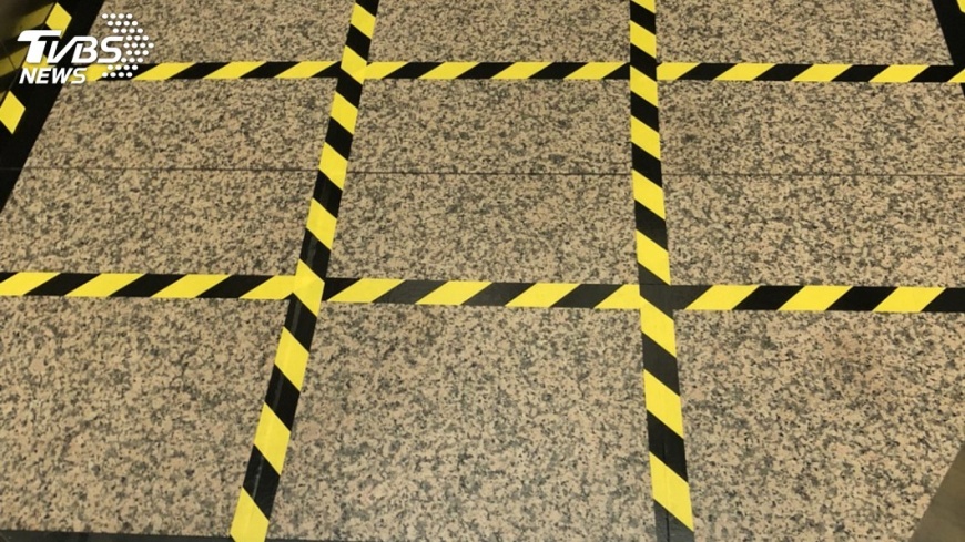 立法院電梯地板貼出封鎖線限制搭乘人數（圖／TVBS）