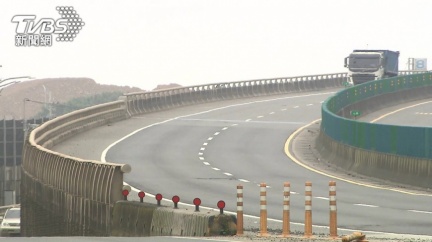 開西濱遇砂石車 女突聽詭聲「撞下去」險被抓交替