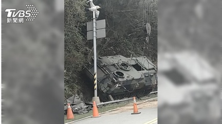 馬祖裝甲車傳翻覆 軍方急否認又改口:吊掛作業關係