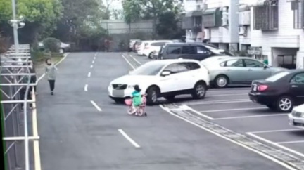 逆向轉彎撞飛女童 惡駕駛坐車內反嗆:怎麼當媽的?
