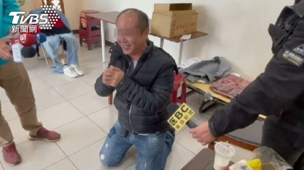 兒遭轉彎車撞亡 警稱「直行車應禮讓」父下跪:還他公道