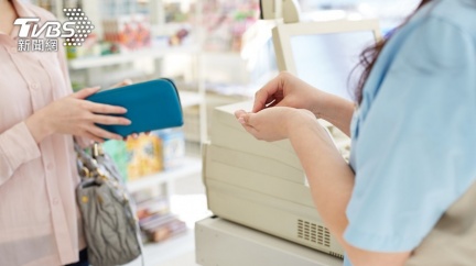 店員「痾痾痾」仿妥瑞症客 他怒:還逼老人結帳講國語