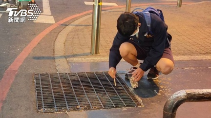 高中生蹲路邊低頭撿菸蒂 退休警感動讚:國家棟梁