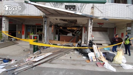 彰化清心福全驚傳氣爆 玻璃全震碎、鐵門炸飛馬路