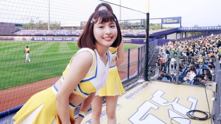 「胸前失守」峮峮抱小鮮肉 球迷暴動:放開那女孩