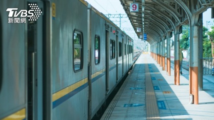 人妻搭火車求換位 暖男聽苦衷秒答應「車頭走到車尾」