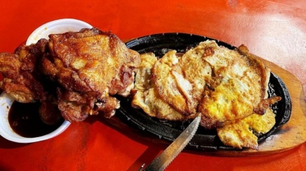 夜市牛排都市傳說「麵換蛋」塞滿鐵板 網嗨喊:吃爆!