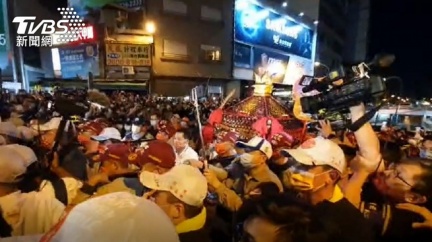 顏清標親押轎 大甲媽6分鐘過「一級戰區」民生地下道