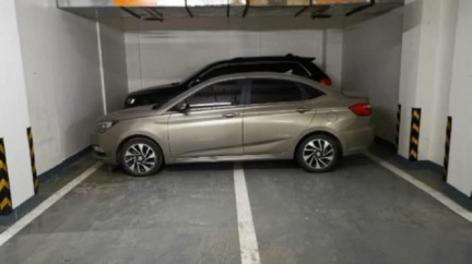 超狂停車!兩轎車秀「橫停術」大絕招 網:少林功夫?