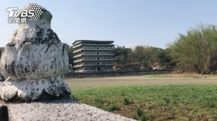 百年罕見旱象!台南古剎赤山龍湖巖 湖泊乾涸見底
