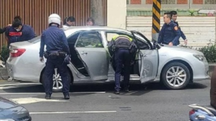 感情糾紛當街押妻! 夫卡「紅燈車陣」警網15分鐘逮人