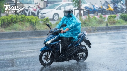 男騎車「停騎樓穿雨衣」慘遭舉發罰5百 結局逆轉